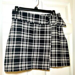 Zara Trafaluc Knit Plaid Wrap Miniskirt Size Large Black & White Buckle Close
